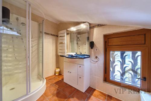 莱塞斯卡尔德-恩戈尔达Chalet Can Noguer的一间带玻璃淋浴和窗户的浴室