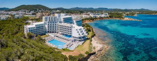 圣埃乌拉利亚Melia Ibiza - Adults Only的海滩上的度假村的空中景致