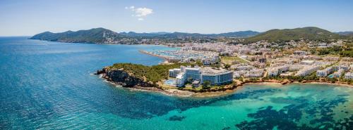 圣埃乌拉利亚Melia Ibiza - Adults Only的海洋上一个岛屿上的一个度假胜地的空中景观