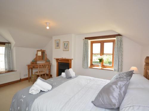 Wedmore2 Bed in Wedmore 53989的卧室设有一张白色大床和一扇窗户。