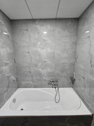 NīleshwarTHAAL RESIDENCY Cheruvathur-HALA GROUPS的带浴缸和淋浴的浴室