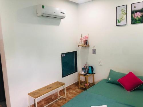 金瓯Như Ngọc Motel的客房设有绿色的床和书桌。