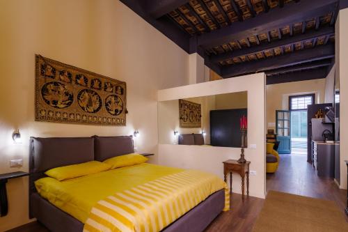 福利尼奥“Lo Scrigno” della Corte di Corso Cavour的一间卧室配有一张黄色棉被的床