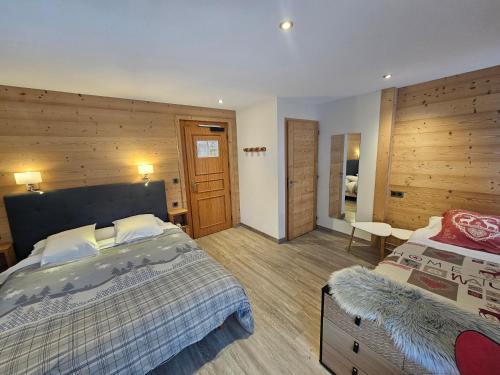 瓦什雷斯普朗阳光酒店的一间卧室配有两张床和椅子