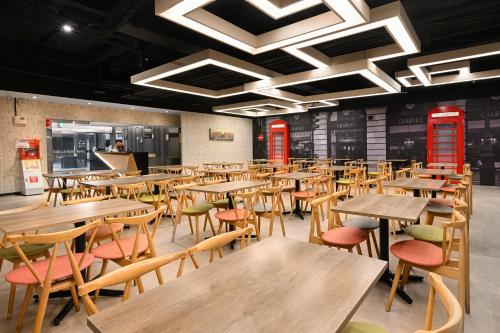 綺樂文旅 桃園館 Le Room Hotel Taoyuan餐厅或其他用餐的地方