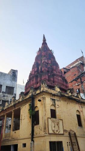 瓦拉纳西Banaras Gully House 500 ft from The Ghats的一座有红色屋顶的古老建筑