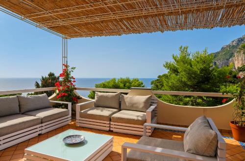 卡普里Oliveto Capri apartments的海景庭院