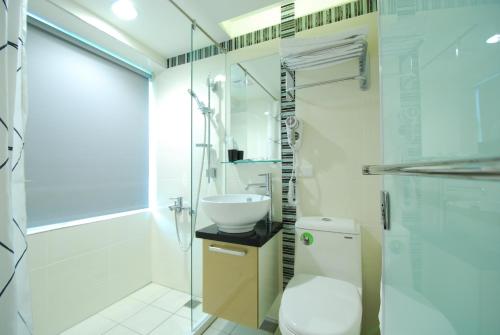 台北欣欣旅店的浴室配有卫生间、盥洗盆和淋浴。