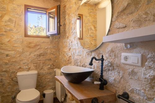 PatróCasa rural Vall de Gallinera con Chimenea, piscina y jacuzzi DIANIA的一间带水槽和卫生间的浴室