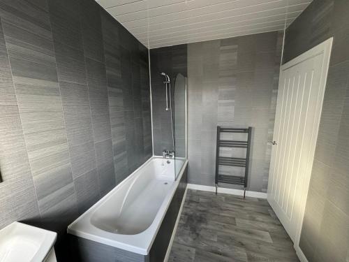 Great CoatesUrban Retreat的带浴缸、卫生间和盥洗盆的浴室