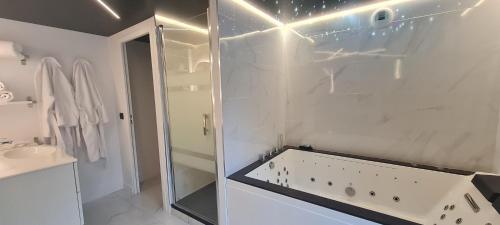 Cormeilles-en-VexinLe Sainte Jeanne的白色的浴室设有浴缸和淋浴。