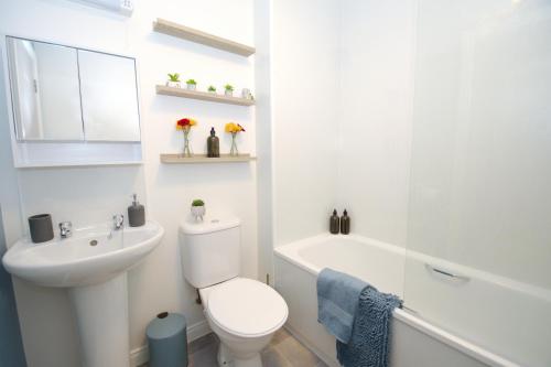 奥克尼Peedie Picky Townhoose - STL OR00094F的白色的浴室设有卫生间和水槽。