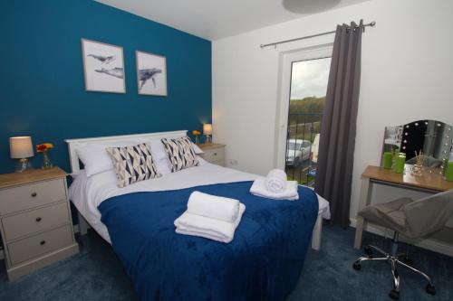 奥克尼Peedie Picky Townhoose - STL OR00094F的一间卧室配有一张蓝色墙壁的床和一扇窗户