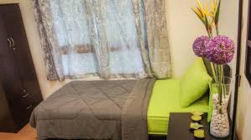 IgricetanyaWorker's Apartman-Munkásszálló的一间卧室设有一张床和一个紫色花窗