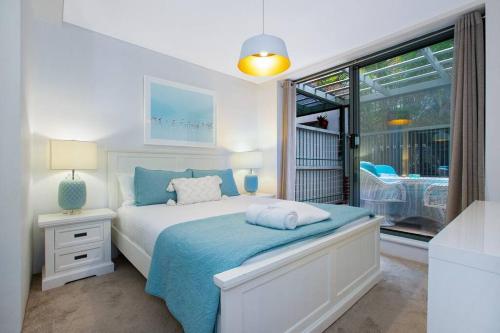 悉尼Crows Nest Gem - with parking的一间卧室设有一张床和一个大窗户