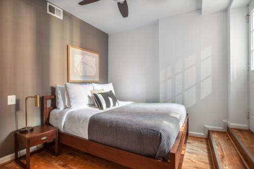 华盛顿Dupont Circle 1BR nr U St Metro Glens Mkt WDC-176的一间卧室配有一张床和吊扇