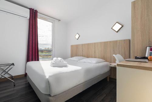 勒布伊阿布里酒店的酒店客房设有床和窗户。
