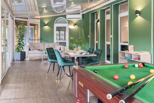 勒布伊阿布里酒店的一间带台球桌和用餐室的房间
