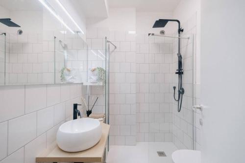 安科纳Loft Fred - by Casêta的白色的浴室设有水槽和淋浴。