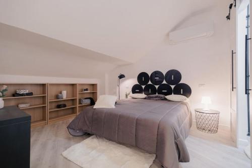 安科纳Loft Fred - by Casêta的一间卧室配有一张大床和黑色床头板