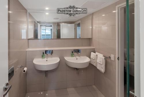 达尔文"PADSTOW" Top Location & Views at PenthousePads的浴室设有2个水槽和镜子