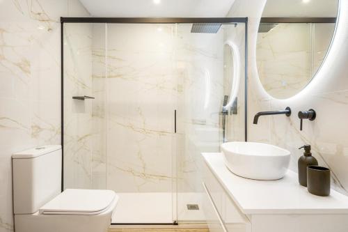 松霍里吉尔Menorca Paradise nº 30的浴室配有白色卫生间和盥洗盆。