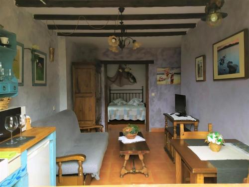 伊巴兰格鲁H＆AP麦鲁特旭乡村酒店的一间带厨房的客厅和一间卧室