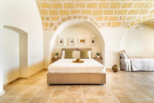 圣埃拉莫因科莱Villa Brigida Resort的一间卧室设有一张床和石墙