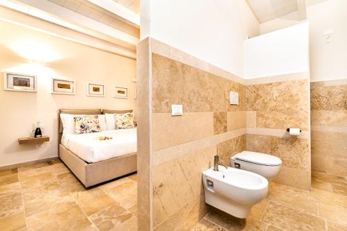 圣埃拉莫因科莱Villa Brigida Resort的一间带床和卫生间的浴室