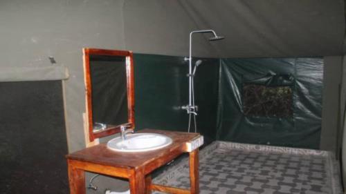 KwangwaziCamp Seluu - Safari Pkg的一间带水槽和镜子的浴室