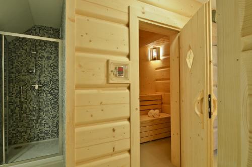 尤格Spiski Dworek的小木屋设有淋浴和步入式衣柜