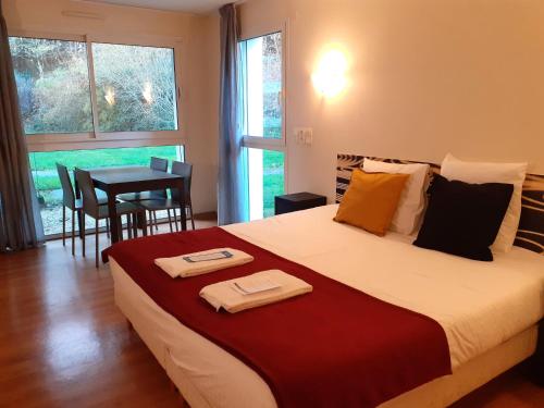 塞科斯La Villa des Golf.e.s的一间卧室配有一张大床和一张桌椅