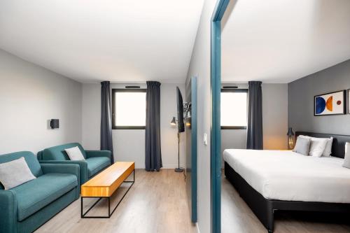 马赛Staycity Aparthotels Marseille Centre Vieux Port的酒店客房,配有床和沙发