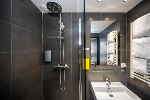 马赛Staycity Aparthotels Marseille Centre Vieux Port的带淋浴和盥洗盆的浴室