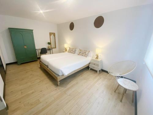 图伊La SIGRINA Tuy的卧室配有白色的床和绿门