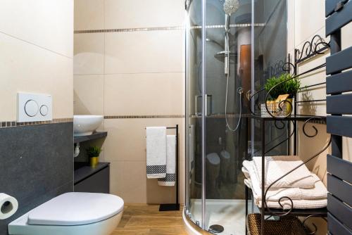 StupinigiVillaggio Junior - bambnb的带淋浴、卫生间和盥洗盆的浴室