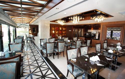 伊斯坦布尔大杜尔马兹酒店 的一间设有许多桌椅的用餐室