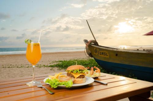 哈巴拉杜瓦维纳丛林宾馆的一张桌子,上面放着三明治,还有饮料和小船