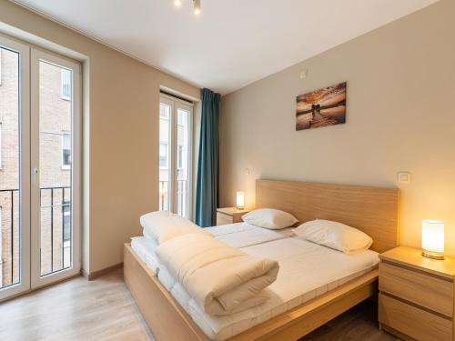 布兰肯贝赫Weststraat 116的一间卧室设有一张床和一个大窗户