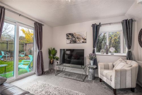 WORCESTER Fabulous Cherry Tree Mews self check in dogs welcome by prior arrangement , 2 double bedrooms ,super fast Wi-Fi, with free off road parking for 2 vehicles near Royal Hospital and woodland walks