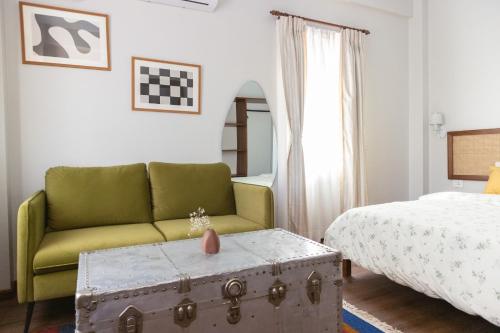 加德满都Kibu Apartments的客厅配有沙发和1张床