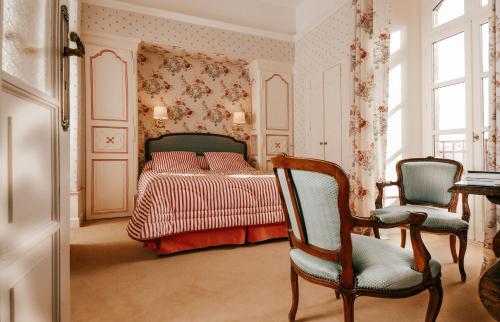 瓦雷斯Castel Novel的一间卧室配有一张床和两把椅子
