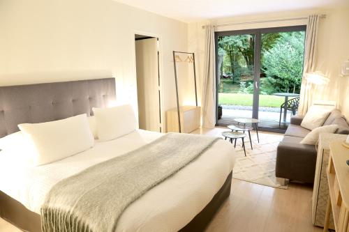 Hermonville乐城堡公园酒店的一间带大床的卧室和一间客厅