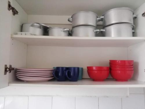 德班PHAKADEHOMES的碗和盘子上的厨房架