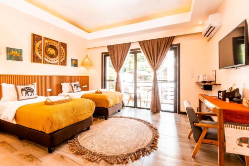 波尔多·格尼拉茉莉酒店的酒店客房设有两张床和电视。
