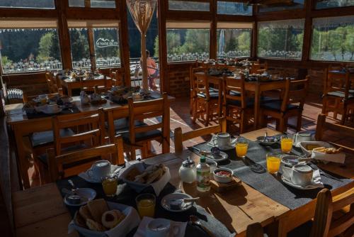 阿卢米内El Hostal del Rio的用餐室配有桌椅和食物