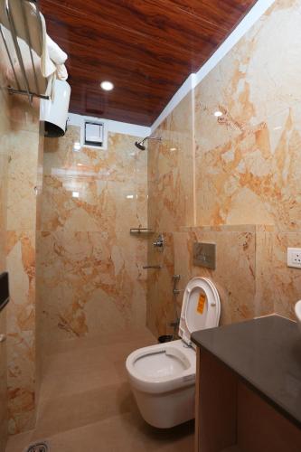 瓦拉纳西Anaya Retreat的浴室配有卫生间、盥洗盆和台面