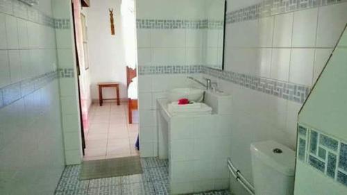 Ile aux NattesResidence Monique的白色的浴室设有水槽和卫生间。