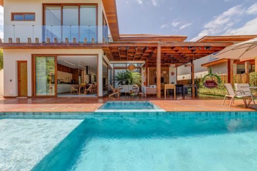 普拉亚多Casa Ofir - Simplesmente um Paraíso的一座带游泳池和房子的别墅