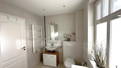 青斯特Meeresrauschen 2的白色的浴室设有水槽和卫生间。